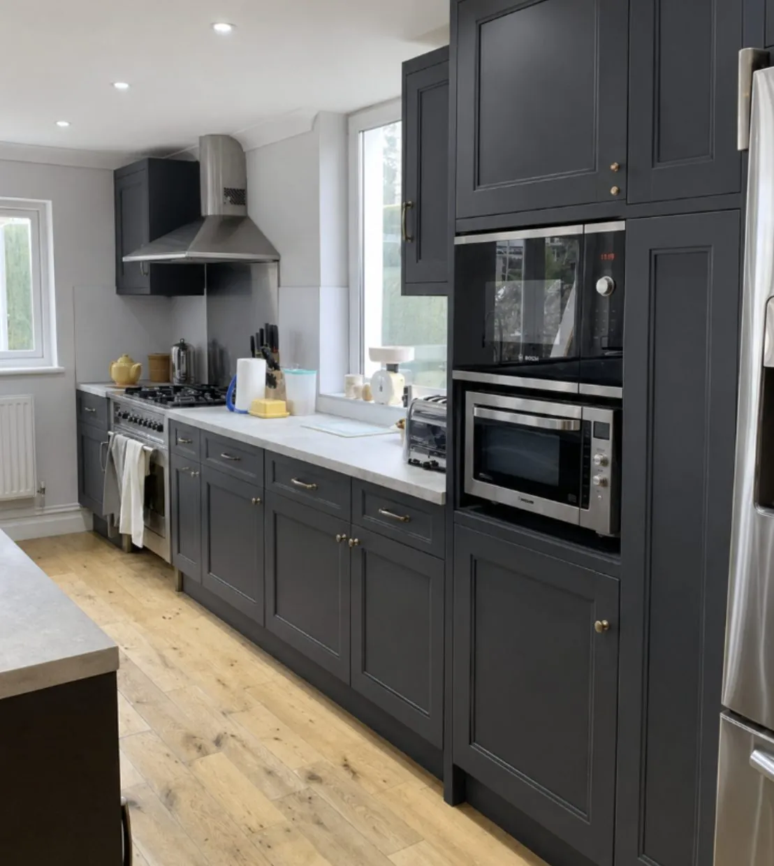 Tidy cream shaker kitchen by J&F Decor